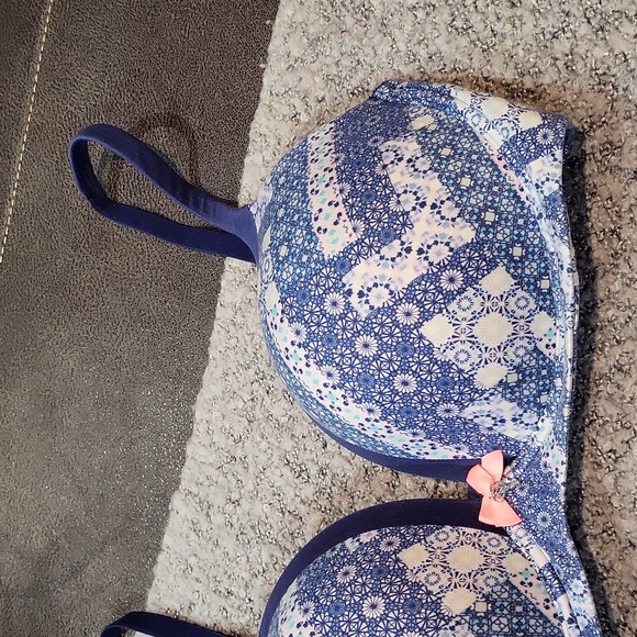 Victoria's Secret Bra - Picture 3 of 7